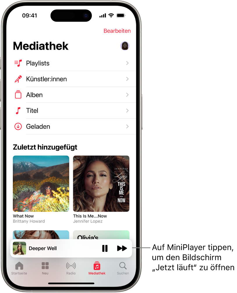 Der Bildschirm „Mediathek“ zeigt den Mini-Player im unteren Bereich. Der Mini-Player zeigt den Namen des aktuell wiedergegebenen Titels an. Die Tasten „Pause“ und „Nächster Titel“ befinden sich rechts vom Namen des Titels. Tippe auf den Mini-Player, um den Bildschirm „Jetzt läuft“ zu öffnen.