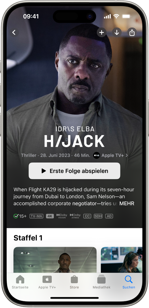 Im Tab „Apple TV+“ wird ein Apple Original mit dem Titel, der Taste „Erste Folge abspielen“ und einer Beschreibung der Serie angezeigt. Unten im Bildschirm sind von links nach rechts die Tabs „Startseite“, „Apple TV+“, „Store“, „Mediathek“ und „Suchen“ zu sehen.