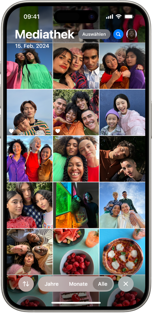 In der App „Fotos“ ist das Raster der Fotomediathek geöffnet. Unten auf dem Bildschirm sind von links nach rechts Optionen zum Sortieren der Mediathek zu sehen, einschließlich „Filter“, „Jahre“, „Monate“ und „Alle“. Rechts unten befindet sich die Taste „Schließen“, um die Mediathek zu verlassen.