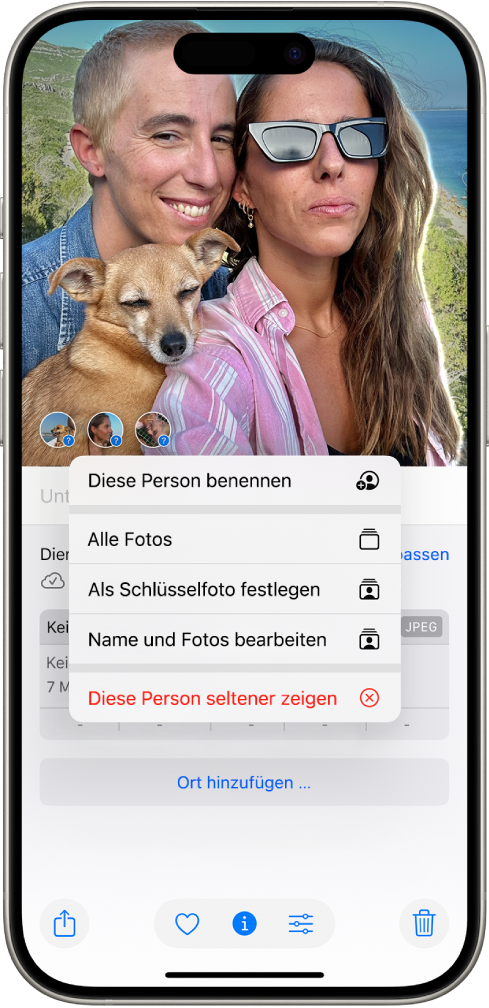 In der oberen Hälfte des iPhone-Bildschirms wird ein geöffnetes Foto in der App „Fotos“ angezeigt. Unten links im Foto befinden sich Fragezeichen neben Personen und Haustieren, die im Foto angezeigt werden. Ein Fragezeichen ist ausgewählt und in einem Menü sind (von oben nach unten) die folgenden Optionen enthalten: „Diese Person benennen“, „Alle Fotos“, „Als Schlüsselfoto festlegen“, „Name und Fotos bearbeiten“ und „Diese Person seltener zeigen“.