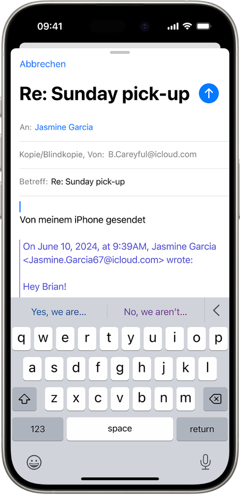 Ein iPhone zeigt eine E-Mail, auf die geantwortet wird. Vorgeschlagene Antworten werden oben auf der Tastatur angezeigt.