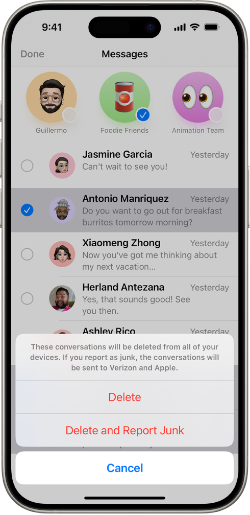 La lista de conversaciones de Mensajes con varias conversaciones seleccionadas y dos opciones para eliminar.