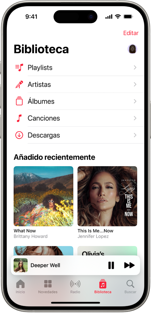 Pantalla Biblioteca con una lista de categorías, entre las que se incluyen Playlists, Artistas, Álbumes, Canciones y Descargado. Bajo la lista, se muestra la cabecera “Añadido recientemente”. Minirreproductor con el título de la canción que está sonando y los botones Pausa y Siguiente cerca de la parte inferior de la pantalla.