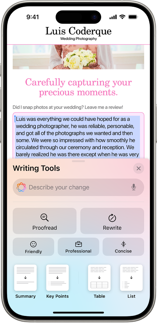 iPhone tālrunī tiek rādīts izcelts teksts ekrāna augšdaļā un Writing Tools rūts apakšā. Writing Tools rūts augšpusē ir redzams lauks, kurā aprakstāt vajadzīgās izmaiņas. Tālāk ir redzamas pogas Proofread un Rewrite. Zem tā varat izvēlēties Friendly, Professional vai Concise stilu, un apakšā ir pogas Summary, Key Points, Table un List.