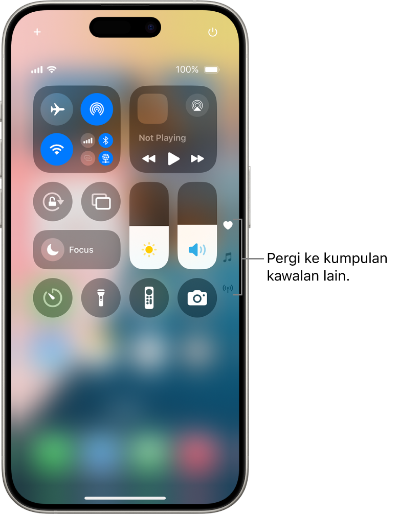 Pusat Kawalan dibuka pada skrin iPhone, dengan ikon di sebelah kanan untuk melihat kumpulan kawalan yang lain.