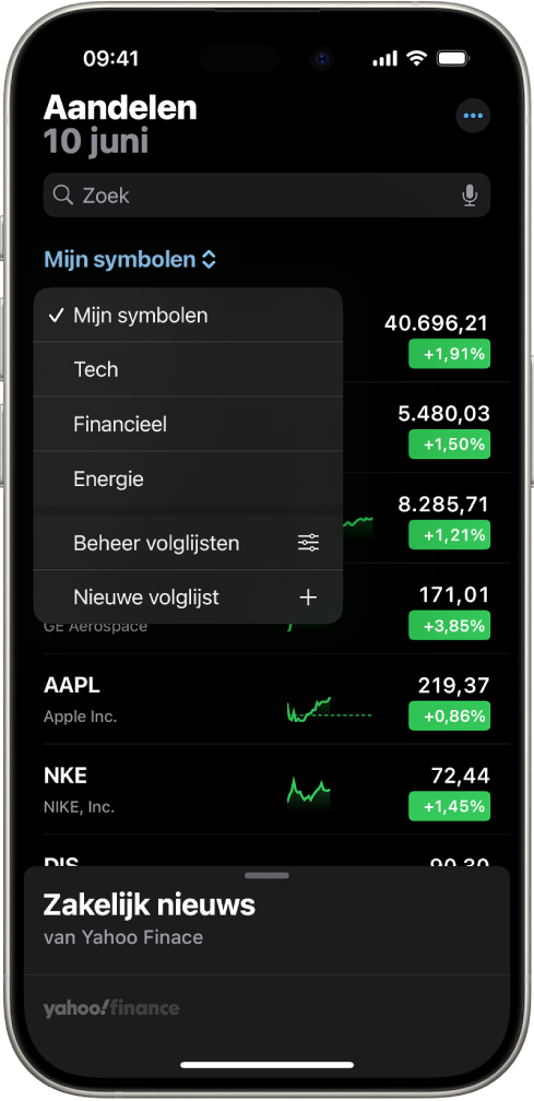 Een volglijst in de Aandelen-app met verschillende aandelen. Voor elk aandeel in de lijst zie je van links naar rechts: het aandelensymbool en de naam, een ontwikkelingsgrafiek, de koers en de koerswijziging. Boven in het scherm is de volglijst 'Mijn symbolen' geselecteerd en zijn de volgende volglijsten en opties beschikbaar: 'Tech', 'Financieel', 'Energie', 'Beheer volglijsten' en 'Nieuwe volglijst'.