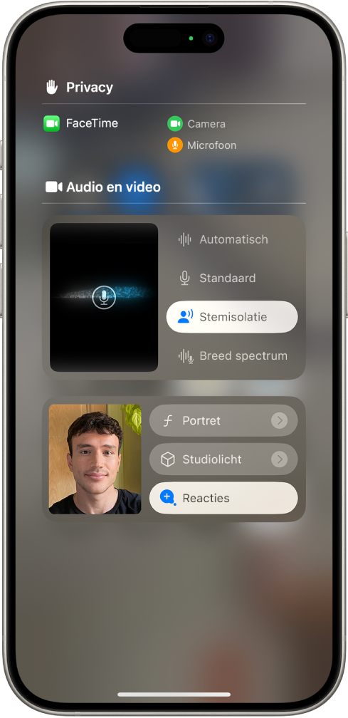 De instellingen van het bedieningspaneel voor FaceTime-gesprekken, met de audio-instellingen 'Automatisch', 'Standaard', 'Stemisolatie' en 'Breed spectrum'.