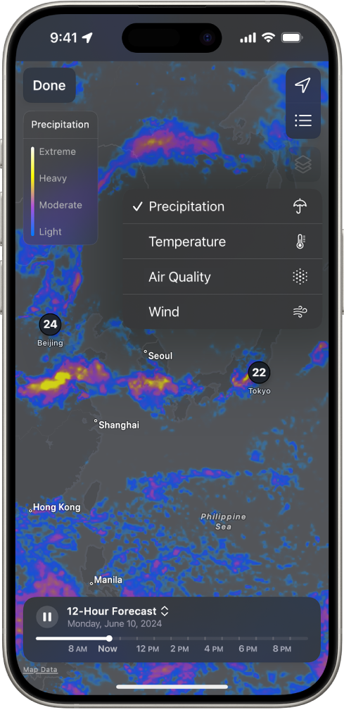 Wypełniająca ekran iPhone’a mapa temperatur w okolicy. W prawym górnym rogu znajdują się przyciski, od góry: Bieżące położenie, Ulubione miejsca oraz Menu nałożone. Przycisk Menu nałożone jest zaznaczony. Wyświetlane są przyciski Opady, Temperatura, Jakość powietrza oraz Wiatr. Zaznaczono przycisk Opady. W lewym górnym rogu ekranu jest przycisk Gotowe oraz skala nakładki Mapa opadów.