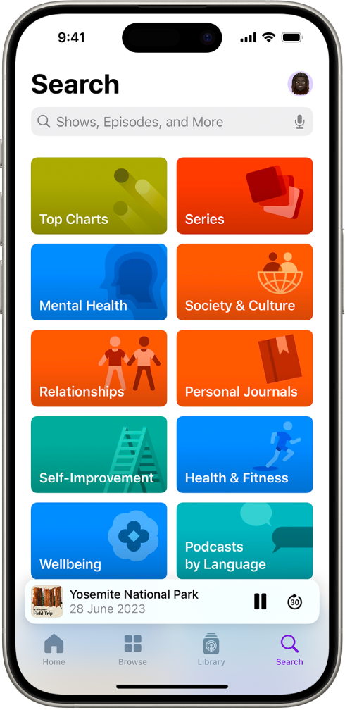 Sökskärmen i appen Podcaster som visar poddkategorier. Nedtill på skärmen finns bildmaterial för avsnittet, avsnittets titel och knapparna Pausa och Hoppa framåt. Längst ned på skärmen finns flikarna Hem, Bläddra, Bibliotek och Sök.