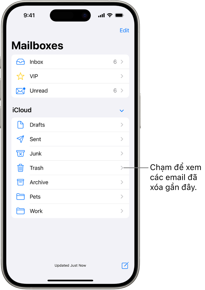 Màn hình Hộp thư. Bên dưới iCloud, các hộp thư được liệt kê từ trên xuống dưới, bao gồm hộp thư Thùng rác. Chạm vào đó để xem các thư đã xóa gần đây.