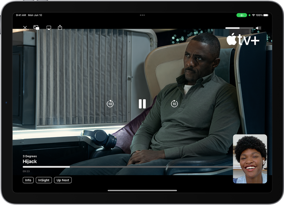 Una trucada per FaceTime mostra una sessió del SharePlay amb contingut en vídeo de l’Apple TV+ que s’està compartint a la trucada. La persona que comparteix el contingut apareix a la finestra petita, el vídeo omple la resta de la pantalla i els controls de reproducció són a sobre del vídeo.