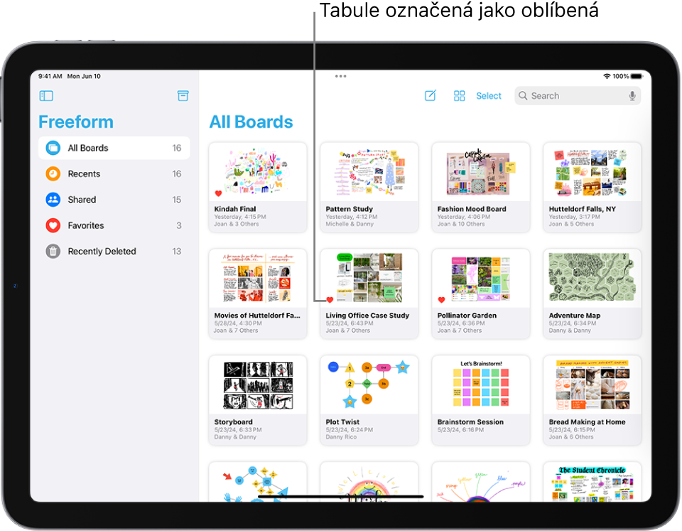 iPad s otevřenou aplikací Freeform. Na bočním panelu je vybraná volba Všechny tabule a na pravé straně se zobrazují miniatury tabulí.