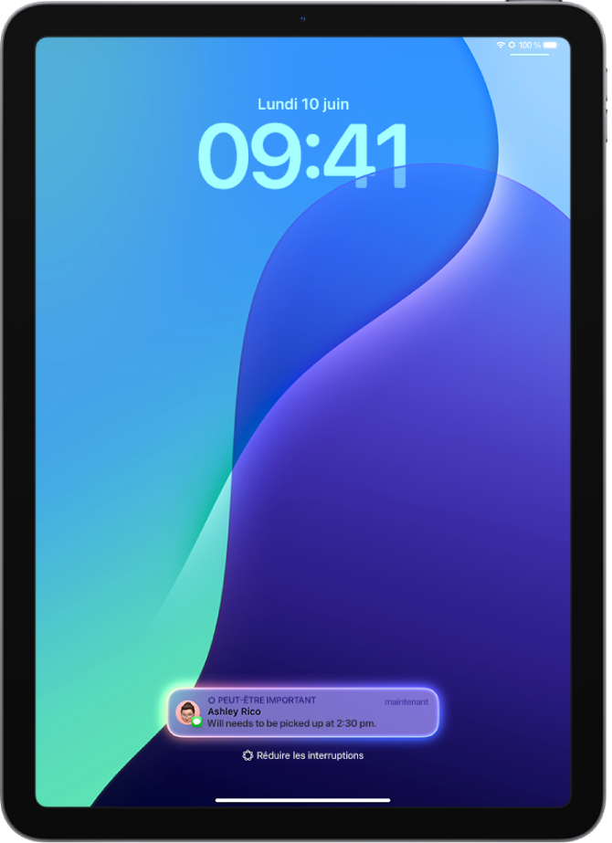 iPad affichant une notification urgente sur l’écran verrouillé avec le mode de concentration « Réduire les interruptions » activé.