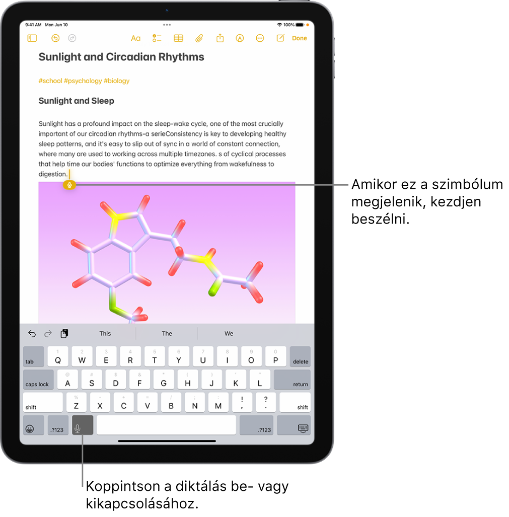 A képernyő-billentyűzet meg van nyitva a Jegyzetek appban. A billentyűzet alján lévő Diktálás gomb van kijelölve, és a Diktálás gomb megjelenik a beszúrási pont alatt a szövegmezőben.