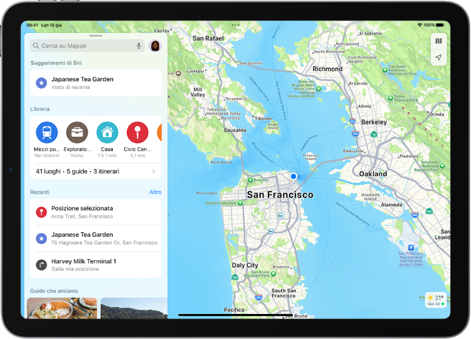 L’app Mappe con una mappa di un’area. Il campo di ricerca è in alto a destra, sotto, sono presenti i suggerimenti di Siri, i luoghi in evidenza nella libreria, le ricerche recenti e le guide consigliate.