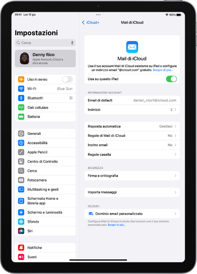 L’app Impostazioni, aperta sulla schermata “Mail di iCloud”. Nella parte inferiore del menu è presente “Dominio email personalizzato”.