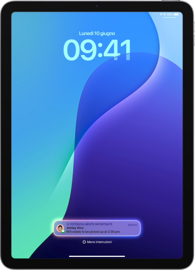 iPad che mostra una notifica urgente sulla schermata di blocco con la full immersion “Meno interruzioni” attivata.