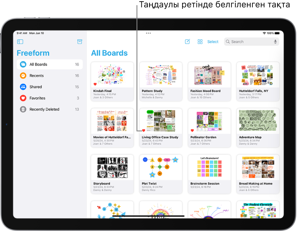 Freeform қолданбасы iPad құрылғысында ашық тұр. «Барлық тақта» параметрі бүйірлік тақтада таңдалған және тақта миниатюрасын оң жақта пайда болады.
