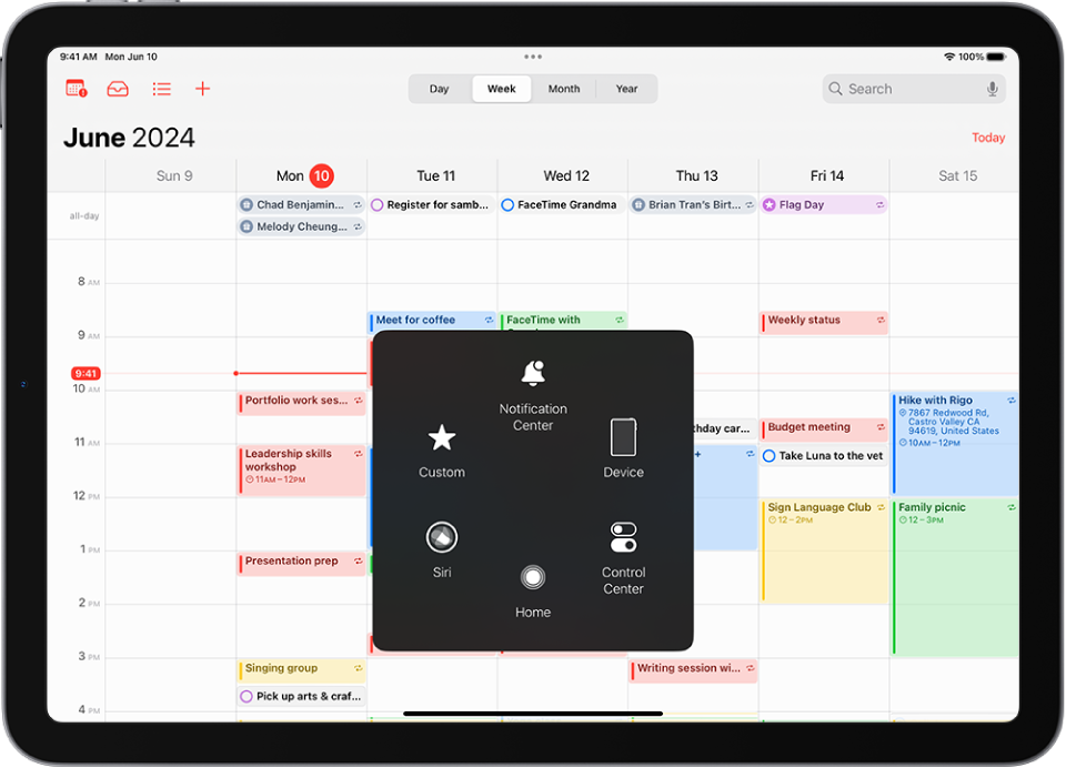 iPad ierīce, kurā atvērta AssistiveTouch izvēlne ar vadības elementiem šādām funkcijām: Notification Center, Device, Control Center, Home, Siri un Custom.