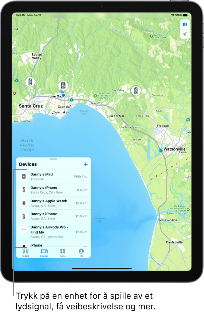 Hvor er-skjermen, som viser Enheter-listen. Enhetene som vises, inkluderer Daniels iPad, Daniels iPhone, Daniels Apple Watch og Daniels AirPods Pro. Posisjonene deres vises på et kart i nærheten av Santa Cruz.