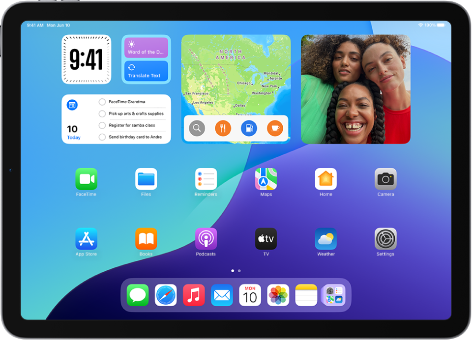 O ecrã principal personalizado de um iPad com widgets na parte superior das aplicações Relógio, Traduzir, Lembretes, Mapas e Fotografias.