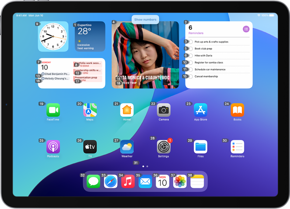 iPad ที่แสดงหมายเลขถัดจากแต่ละรายการบนหน้าจอโฮม คำสั่งการสั่งการด้วยเสียง “แสดงหมายเลข” จะแสดงขึ้นที่ด้านบนสุดของหน้าจอ