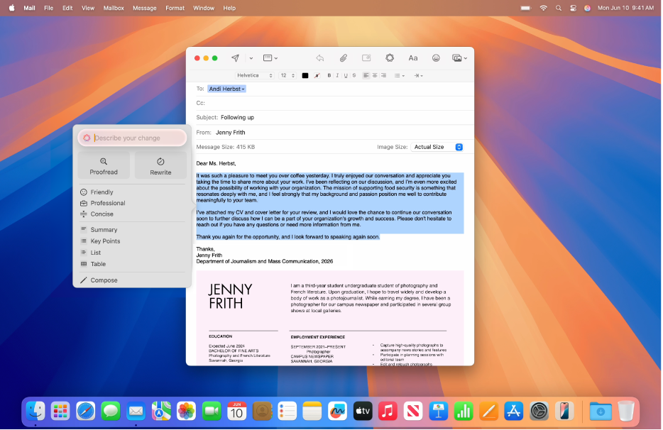 Ein App-Fenster von „Mail“ auf dem Mac, das ausgewählten Text in einer E-Mail mit dem geöffneten Dialogfenster „Schreibwerkzeuge“ anzeigt. Der Dialog „Schreibwerkzeuge“ bietet oben die Tasten „Korrektur lesen“ und „Umschreiben“. Du kannst darunter zwischen den Tönen „Freundlich“, „Professionell“ oder „Kurz und bündig“ wählen und ganz unten befinden sich die Tasten für „Zusammenfassung“, „Kernpunkte“, „Tabelle“ und „Liste“.