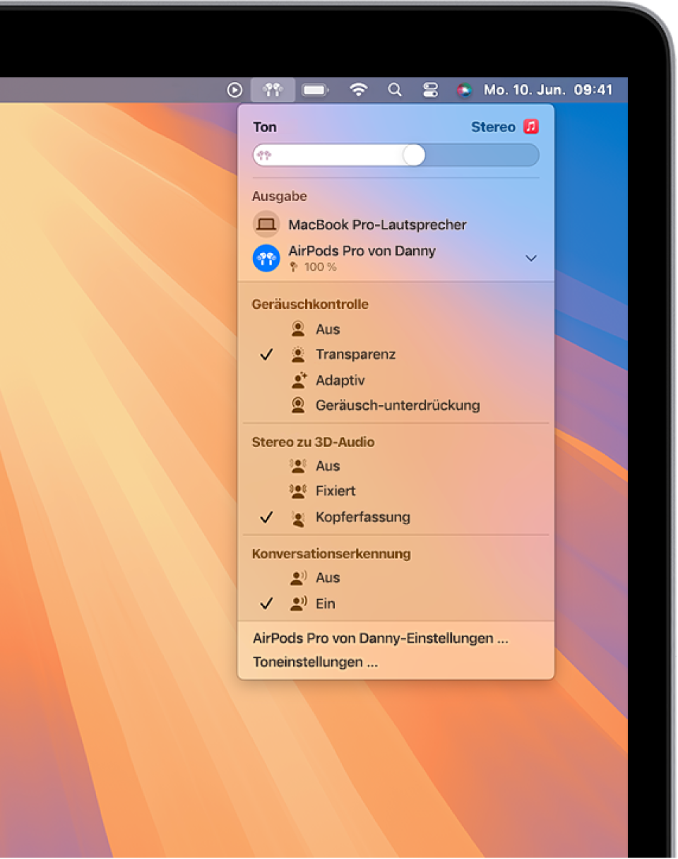 Das Symbol für die AirPods oben rechts in der Menüleiste des Mac ist ausgewählt. Für die AirPods Pro ist unter „Geräuschkontrolle“ die Option „Transparenz“ ausgewählt. Unter „Stereo zu 3D-Audio“ ist „Kopferfassung“ ausgewählt.