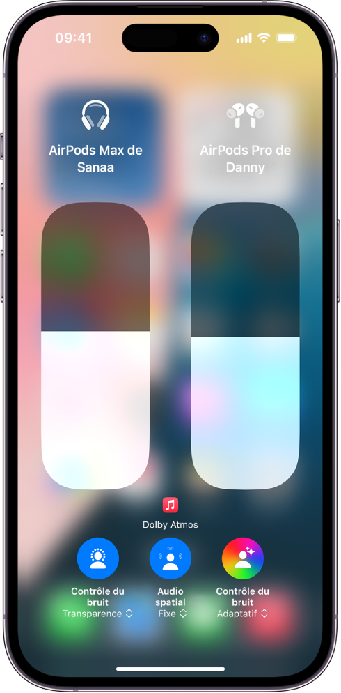 L’écran de volume dans le centre de contrôle affichant le niveau de volume pour deux paires d’AirPods. En dessous de l’indicateur de volume, sur la gauche, se trouve l’icône « Contrôle du bruit/Transparence ». Elle indique que le mode Transparence est activé. En dessous de l’indicateur de volume, sur la droite, se trouve l’icône « Contrôle du bruit/Réduction du bruit ». Elle indique que le contrôle du bruit est activé.