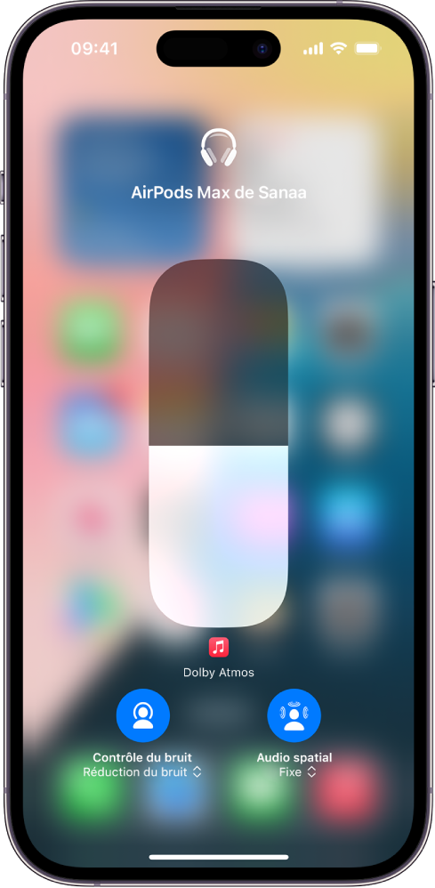 L’écran de volume dans le centre de contrôle affichant le niveau de volume des AirPods Max. En dessous de l’indicateur de volume, sur la gauche, se trouve l’icône « Contrôle du bruit/Réduction du bruit ». Elle indique que le contrôle du bruit est activé. Sur la droite se trouve l’icône « Audio spatial/Tête suivie ». Elle indique que l’audio spatial et le suivi de la tête sont activés.