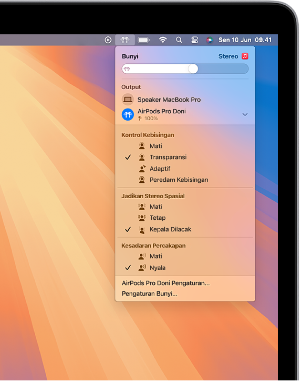 Ikon AirPods dipilih di kanan atas bar menu di Mac. Untuk AirPods Pro, Transparansi dipilih di bawah Kontrol Kebisingan dan Kepala Dilacak dipilih di bawah Spasialkan Stereo.