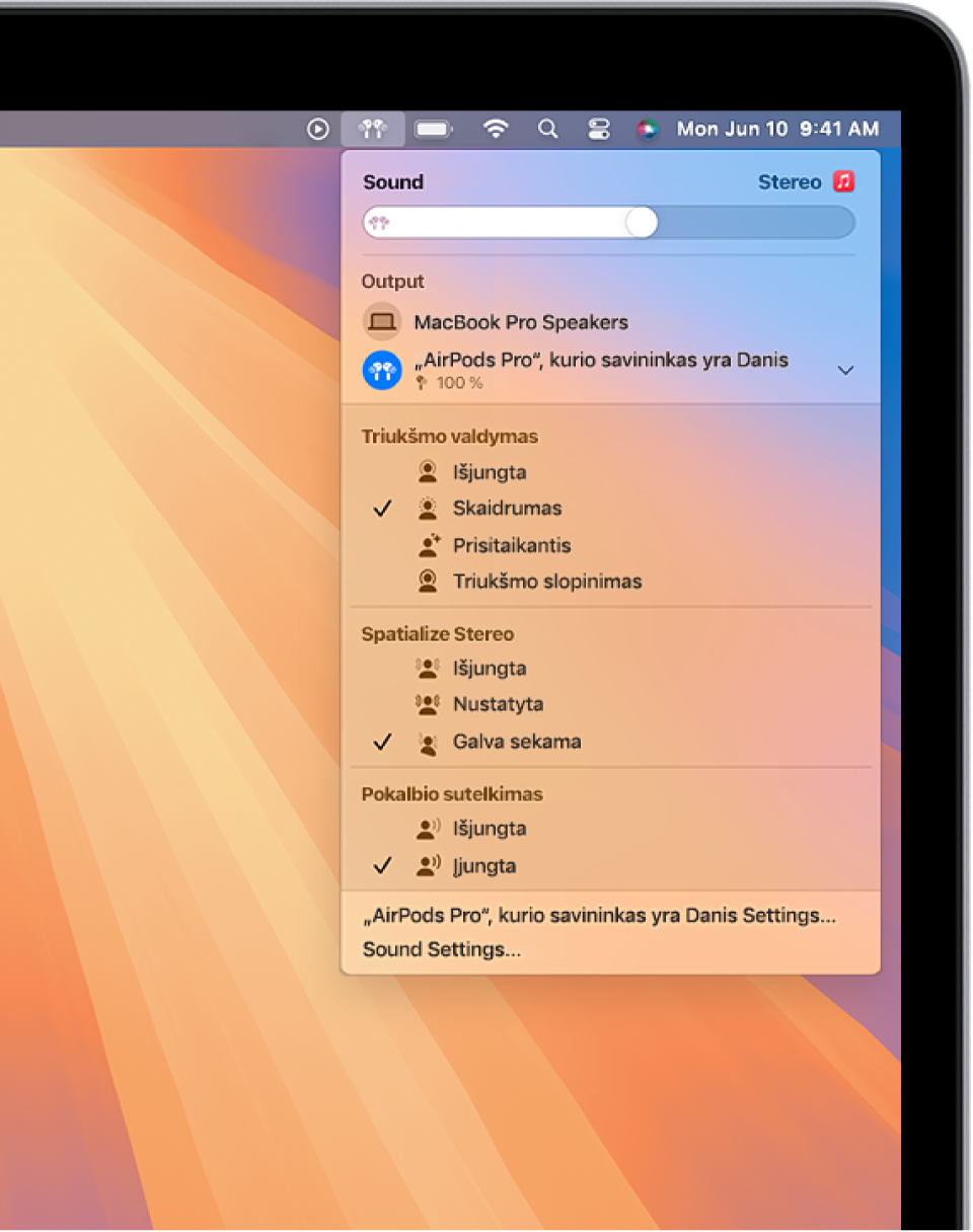 „MacBook Pro“ ekranas; programoje „Music“ leidžiama daina. Meniu juostoje pasirinkta „AirPods“ piktograma ir meniu rodomos „AirPods“, kuriose įjungtas triukšmo slopinimas, galvos sekimas ir erdvinis garsas.