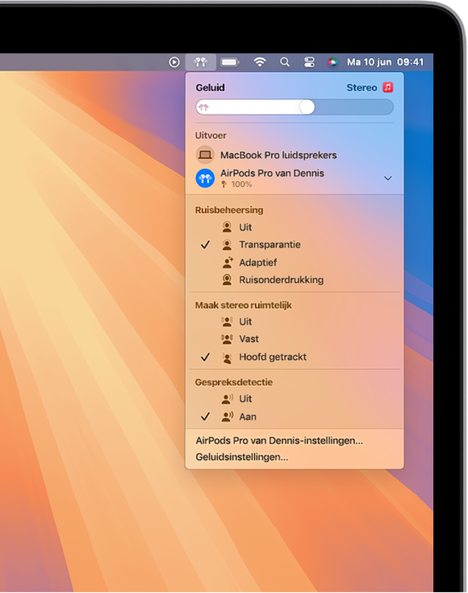 Het scherm van een MacBook Pro waarop een nummer in de Muziek-app wordt afgespeeld. In de menubalk is het AirPods-symbool geselecteerd en in een menu voor de AirPods is ruisonderdrukking en ruimtelijke audio met hoofdtracking ingeschakeld.