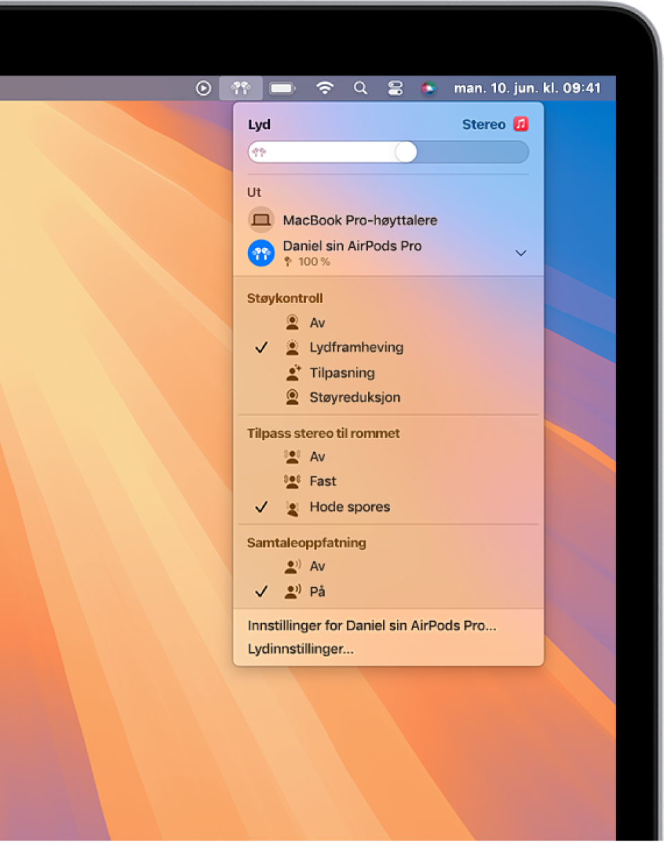 AirPods-symbolet er valgt øverst til høyre i menylinjen på Mac. For AirPods Pro er Lydframheving valgt under Støykontroll, og Hode spores er valgt under Tilpass stereo til rommet.