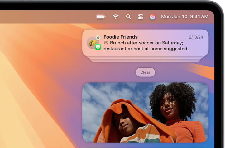 الجزء العلوي الأيسر من سطح المكتب على Mac يعرض مجموعة ملخصة من الإشعارات من محادثة نشطة على تطبيق الرسائل.