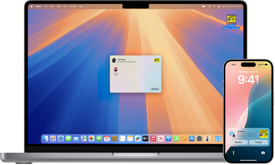 Ein Mac befindet sich neben einem iPhone. Das AirDrop-Fenster ist auf dem Mac-Schreibtisch geöffnet und bereit, ein Dokument mit dem iPhone und einem anderen MacBook Pro (nicht abgebildet) zu teilen. Auf dem iPhone-Sperrbildschirm ist eine Mitteilung über den Empfang des Dokuments zu sehen.