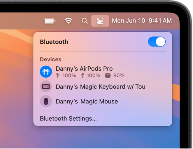 Menu Bluetooth otvorené v Ovládacom centre s pripojenými Dannyho AirPodmi.