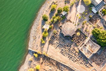 een luchtfoto van kafarnaum in galilea