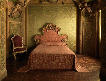 een roze bed in een groene kamer