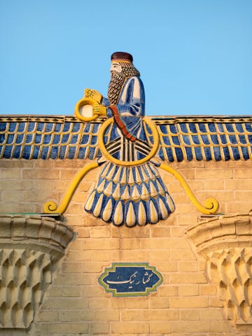 faravahar symbool op een tempel in yazd