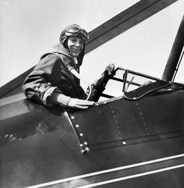 amelia earhart in de cockpit