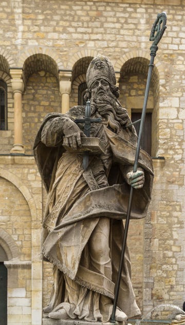 standbeeld van de heilige bonifatius in mainz duitsland