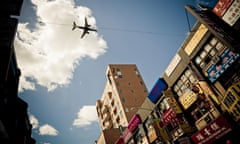 An airliner flies low over 40th Avenue, Flushing, New York USA on route to land at La Guardia Airport New York<br>BKEXXX An airliner flies low over 40th Avenue, Flushing, New York USA on route to land at La Guardia Airport New York