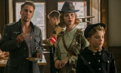 Sam Rockwell, Scarlett Johansson and Roman Griffin Davis in the film Joio Rabbit.