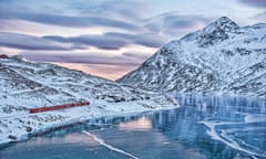 Swiss Travel System: RhB Regionalzug<br>SWISS TRAVEL SYSTEM - Regionalzug der RhB am Lago Bianco auf Ospizio Bernina, Graubuenden. Regional Train of RhB at the Lago Bianco at Ospizio Bernina, Graubuenden. Copyright by: Rhaetische Bahn/Swiss Travel System By-line: swiss-image.ch/Max Galli