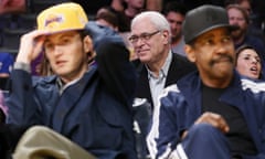 Phil Jackson sits behind Denzel Washington at a Lakers game in 2015