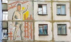 A Soviet era mosaic of a worker on the side of an apartment block in Yuzhno Sakhalinsk on Sakhalin Island 2004<br>AHYBB3 A Soviet era mosaic of a worker on the side of an apartment block in Yuzhno Sakhalinsk on Sakhalin Island 2004