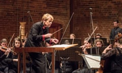 Marin Alsop conducts Britten–Pears Orchestra at Snape Maltings Concert Hall (photo by Matt Jolly)-3