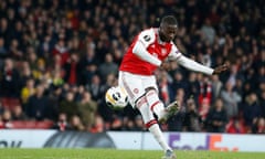 Nicolas Pépé scores the Arsenal winner from a free-kick against Vitória Guimarães.