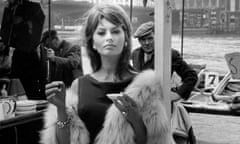 SOPHIA LOREN FILMING 'THE MILLIONAIRESS', LONDON, BRITAIN - 1960<br>Mandatory Credit: Photo by George Konig/REX/Shutterstock (407031a)
SOPHIA LOREN EATING A PLATE OF WHELKS OFF A BARROW
SOPHIA LOREN FILMING 'THE MILLIONAIRESS', LONDON, BRITAIN - 1960